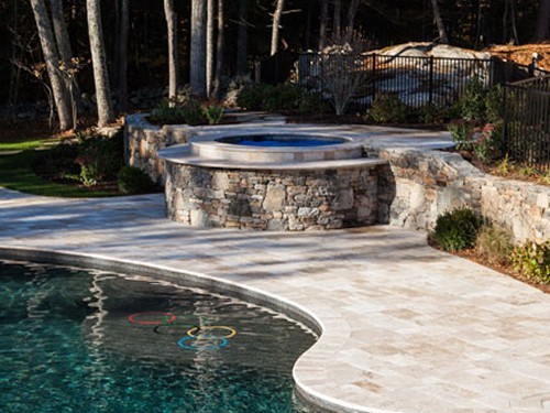 Travertine Topped Spa with Free Form Pool and Travertine Coping by New View